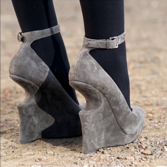 Alaia Cutout Wedges 39 Worn Once - Picture 4 of 14